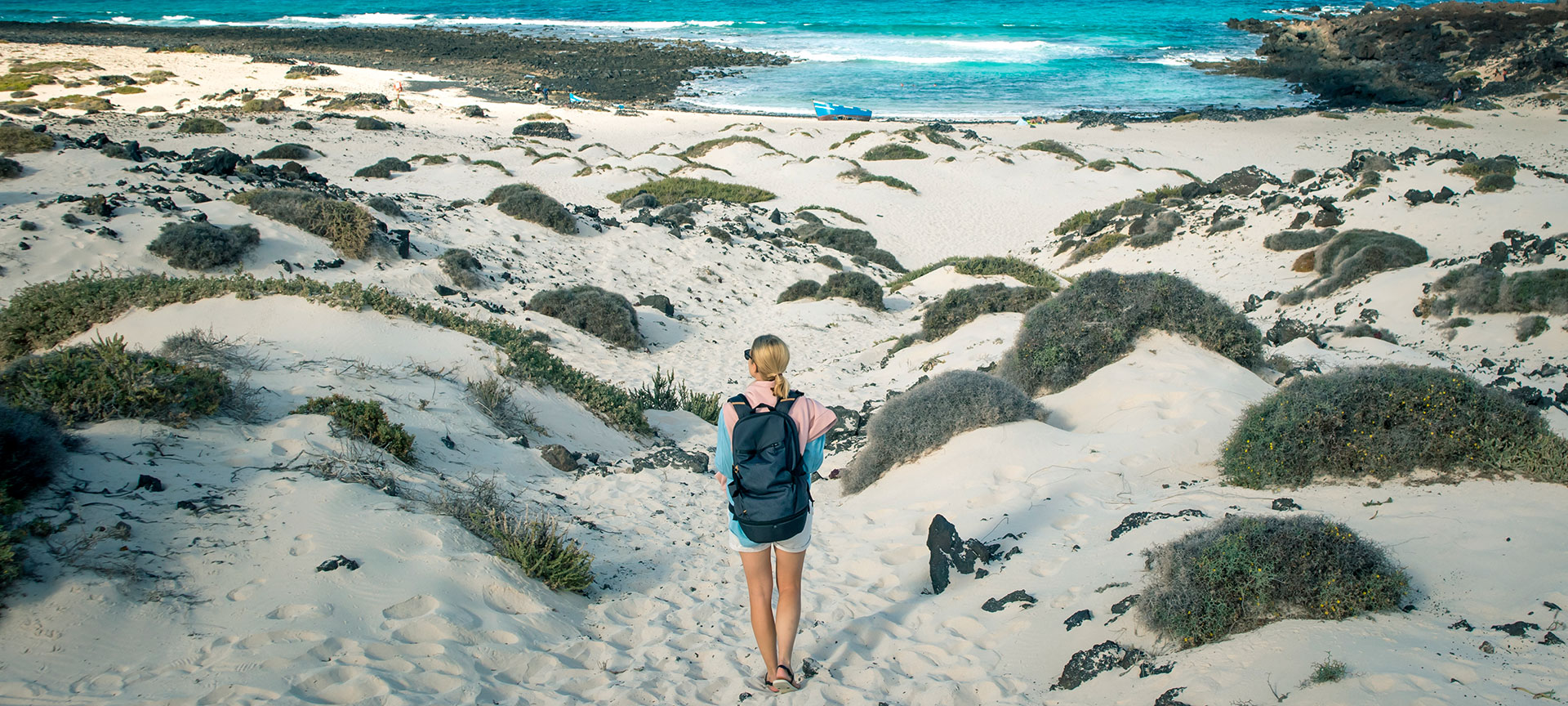 Turista en una playa de Lanzarote, Canarias