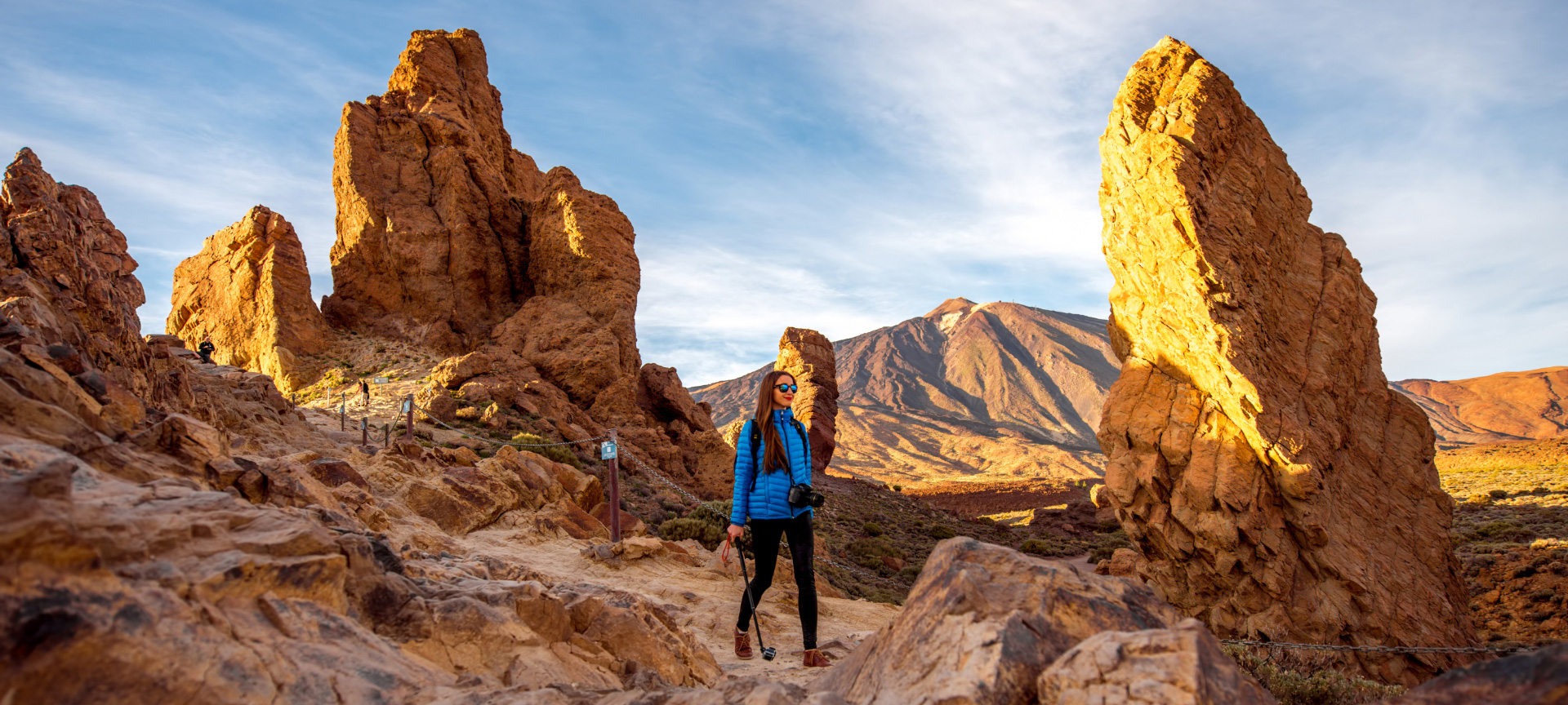 Turista nel parco nazionale del Teide, a Tenerife, isole Canarie