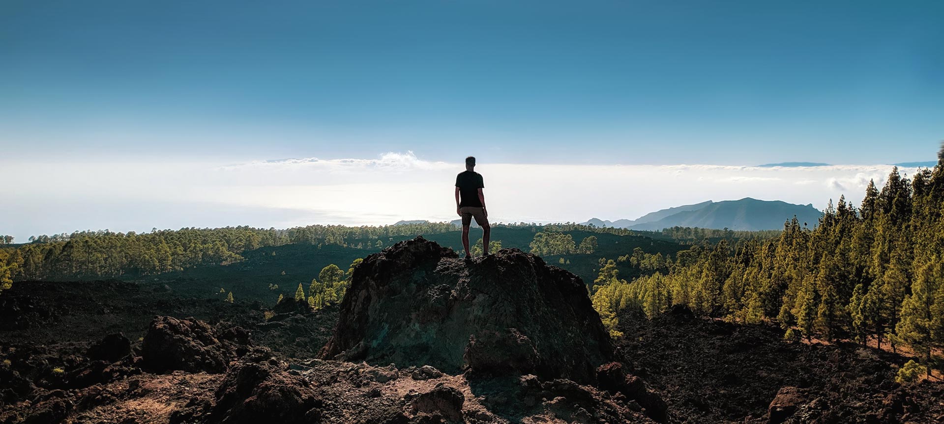 Ein Reisender genießt die Aussicht auf Teneriffa