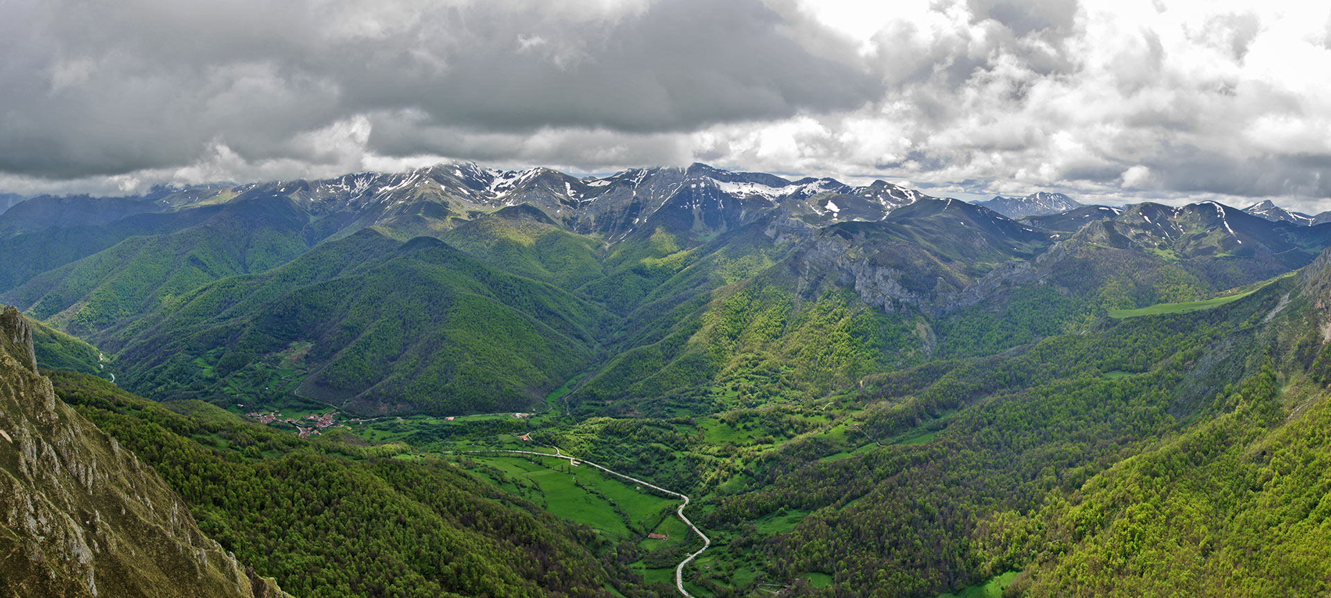 Panoramablick vom Aussichtspunkt Mirador del Cable. Fuente Dé. Kantabrien