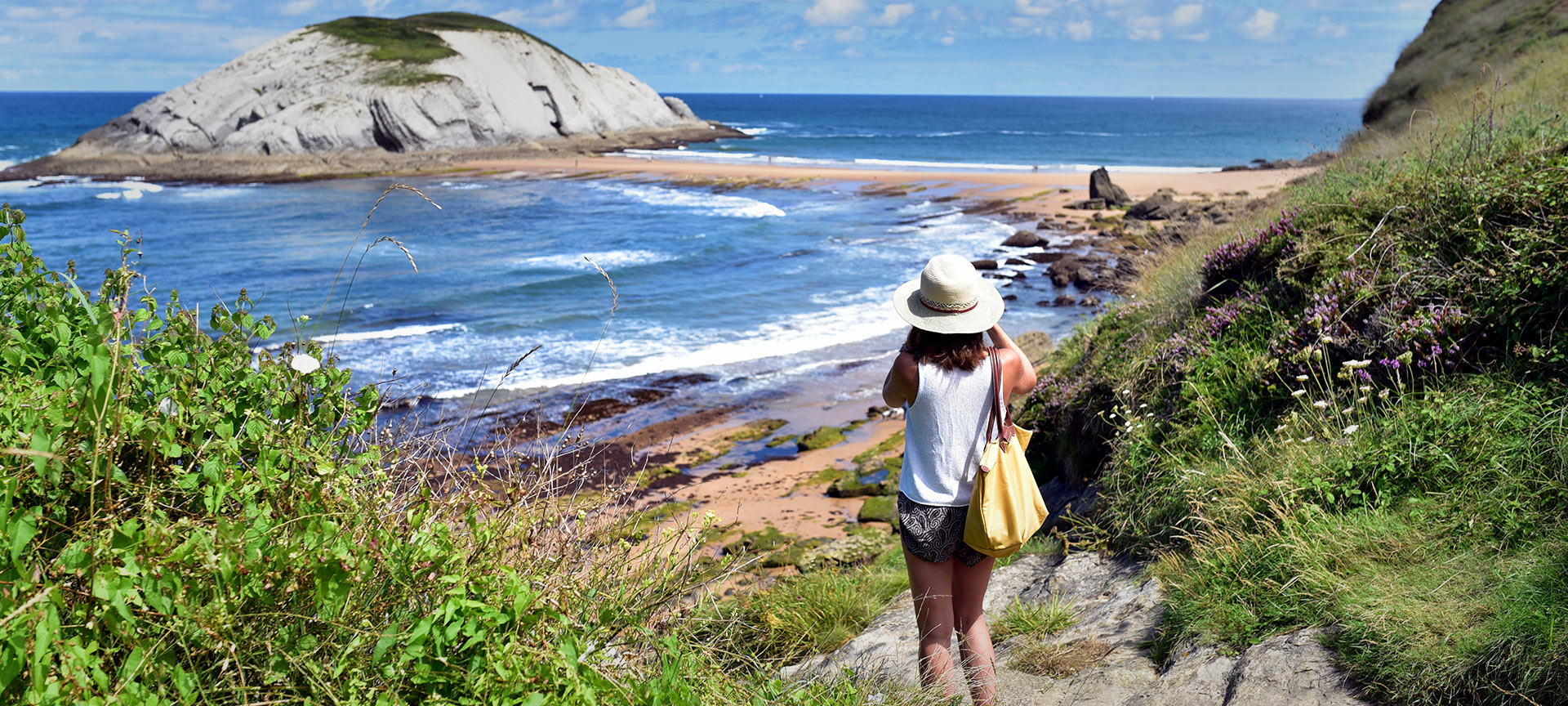 Un touriste prend une photo de la plage de Covachos à Liencres, Cantabrie