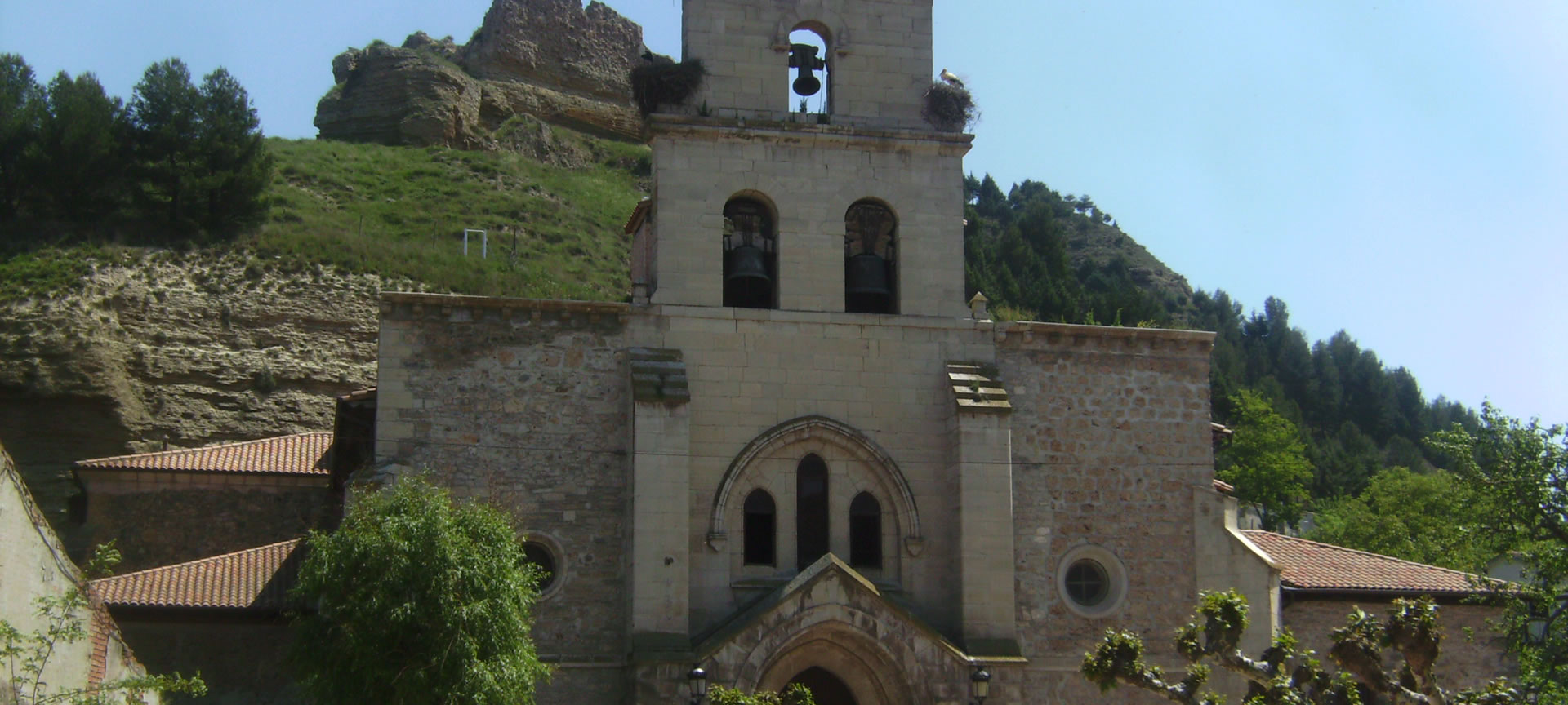 Extérieur de l'église Santa María avec le château en arrière-plan, à Belorado