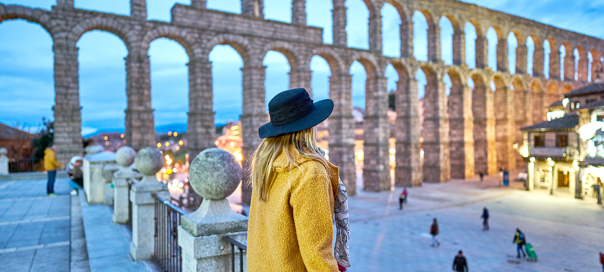 Une jeune fille admire l'aqueduc romain de Ségovie