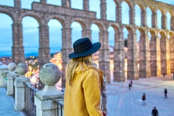 Une jeune fille admire l'aqueduc romain de Ségovie