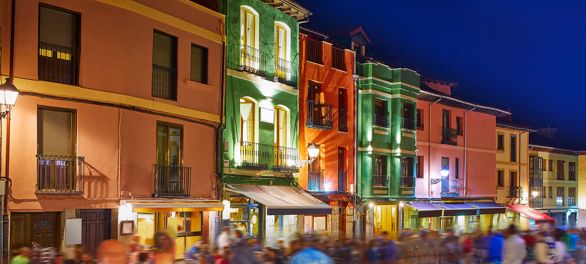 Night view of Barrio Húmedo in León