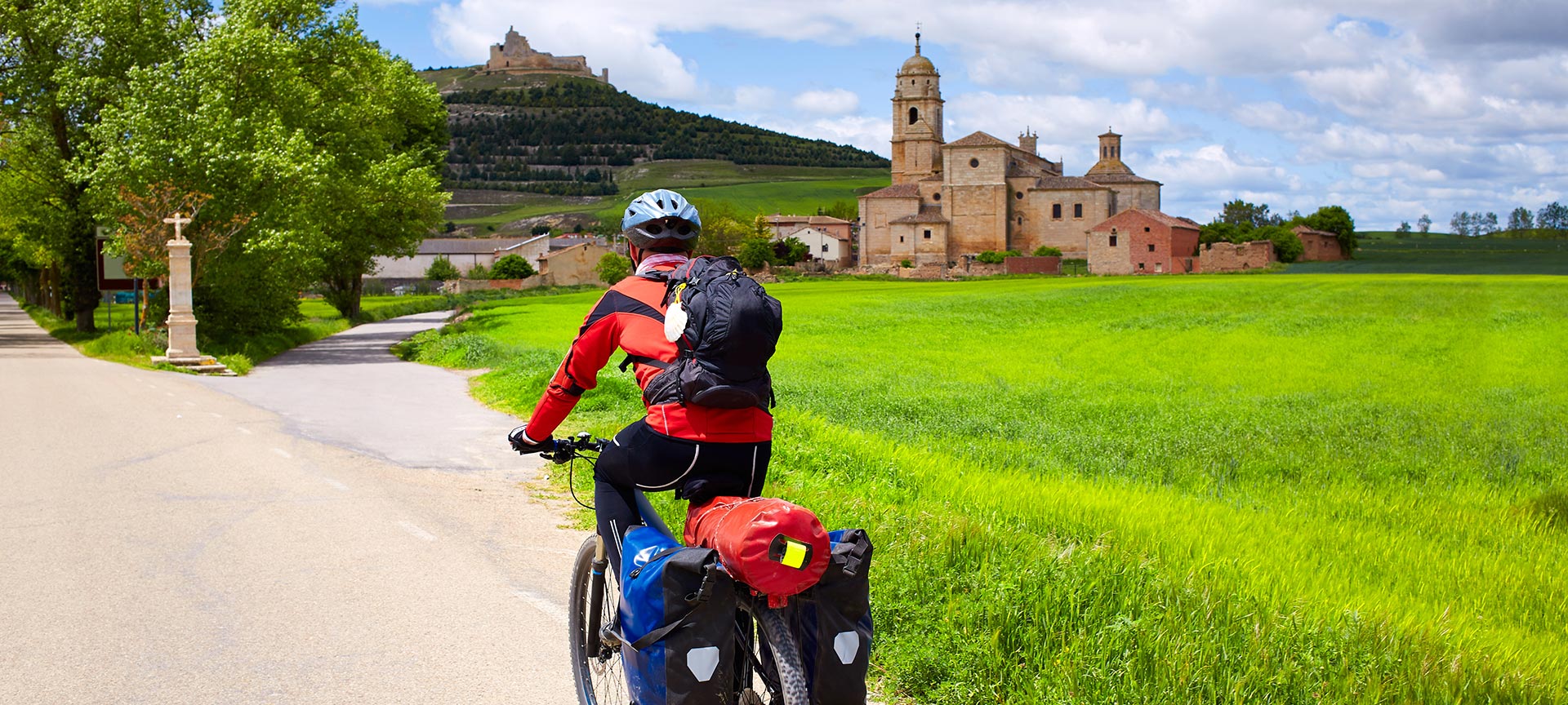 Pèlerin à vélo arrivant à Castrojeriz (Burgos)