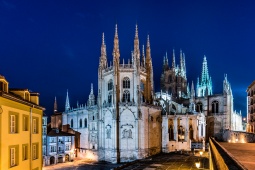 Nächtlicher Blick auf die Kathedrale in Burgos, Kastilien-León