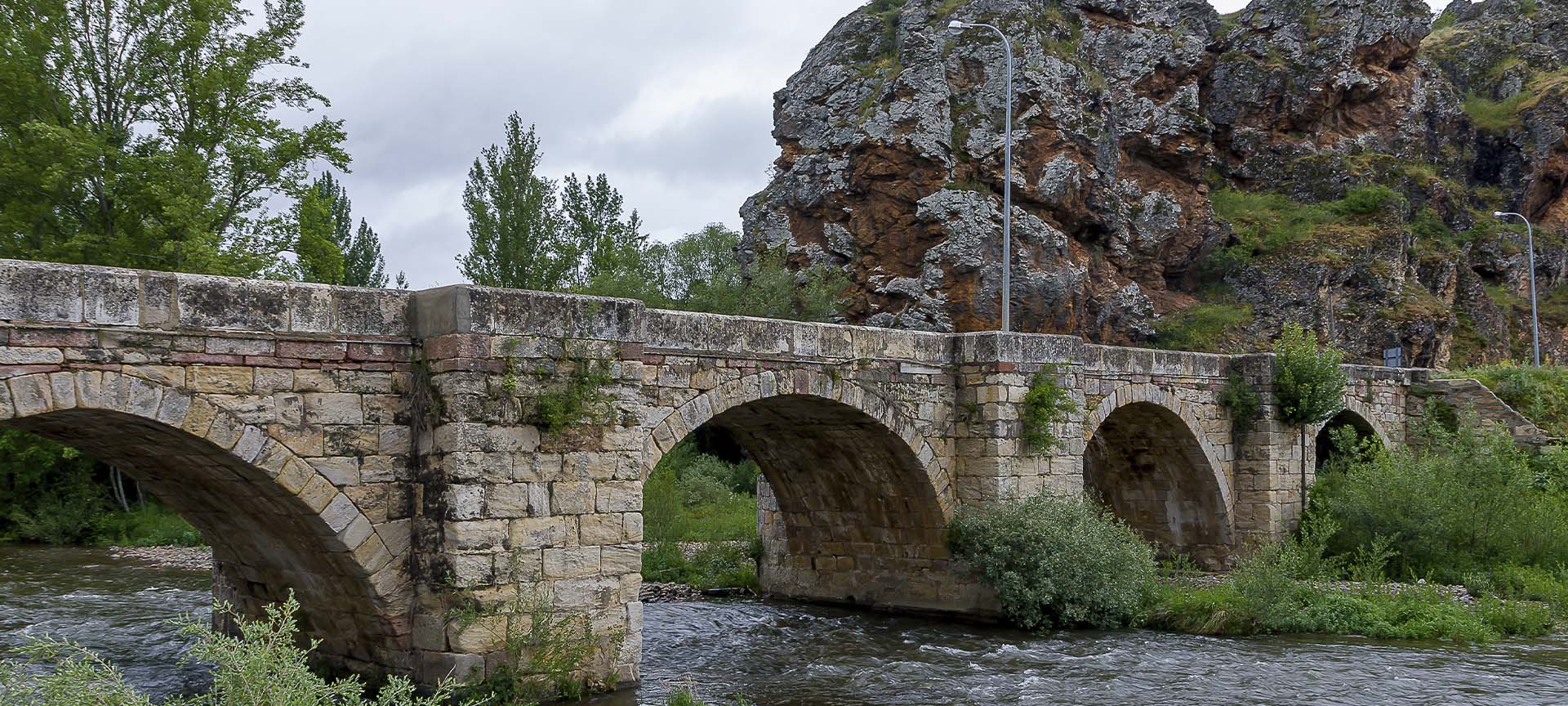Kamienny most nad rzeką Pisuerga w Cervera de Pisuerga (Palencia, Kastylia-León)