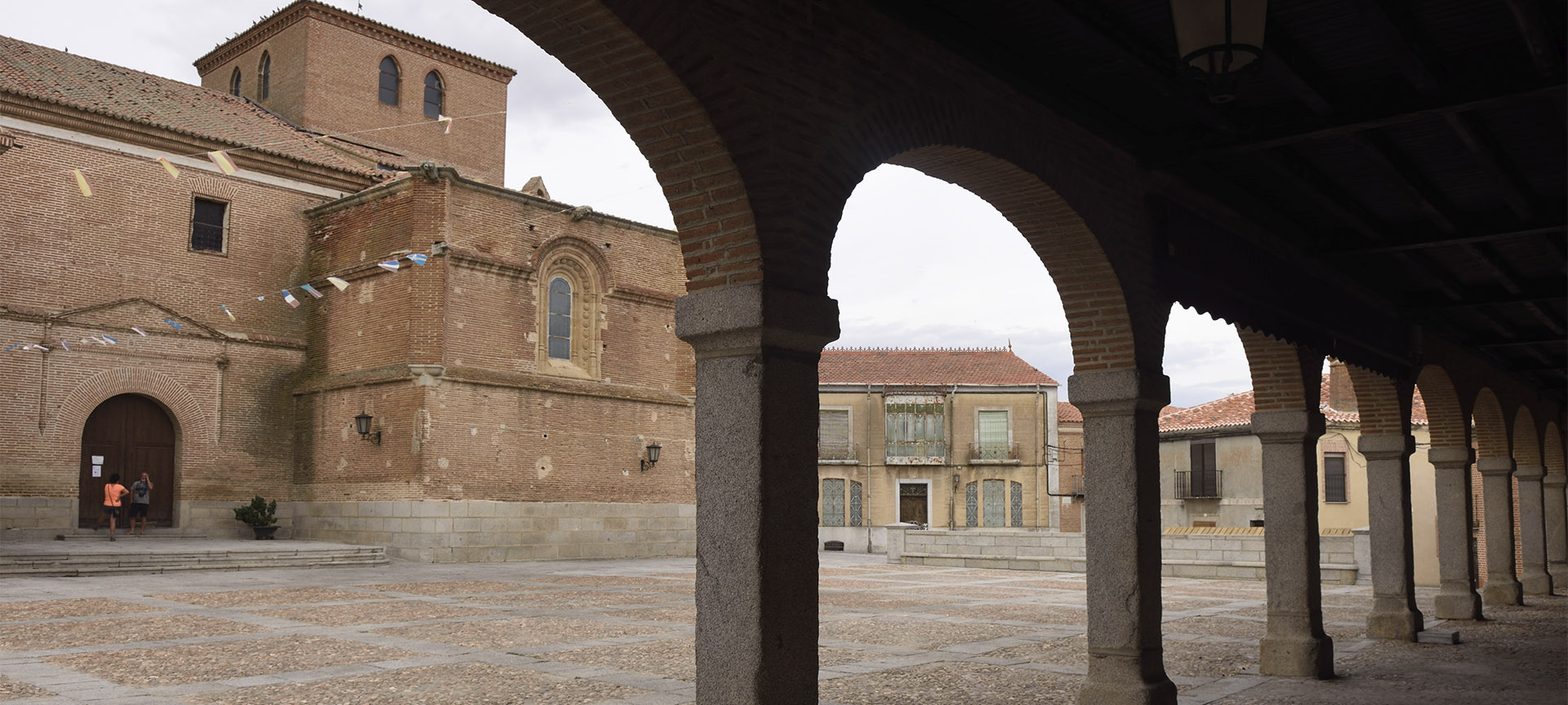 Platz und Kirche San Nicolás in Madrigal de las Altas Torres (Ávila, Kastilien-Léon)