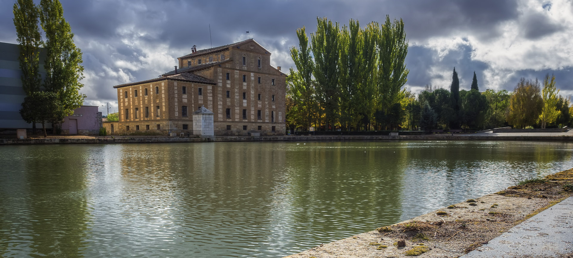 Kanał Kastylijski przepływający przez Medina de Rioseco (Valladolid, Kastylia i León)