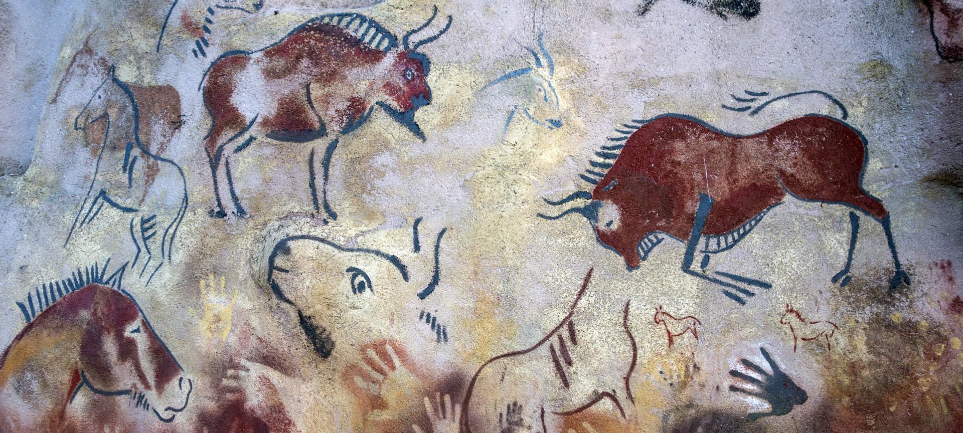 Parede com arte rupestre do Centro de Arqueologia Experimental de Atapuerca, Burgos