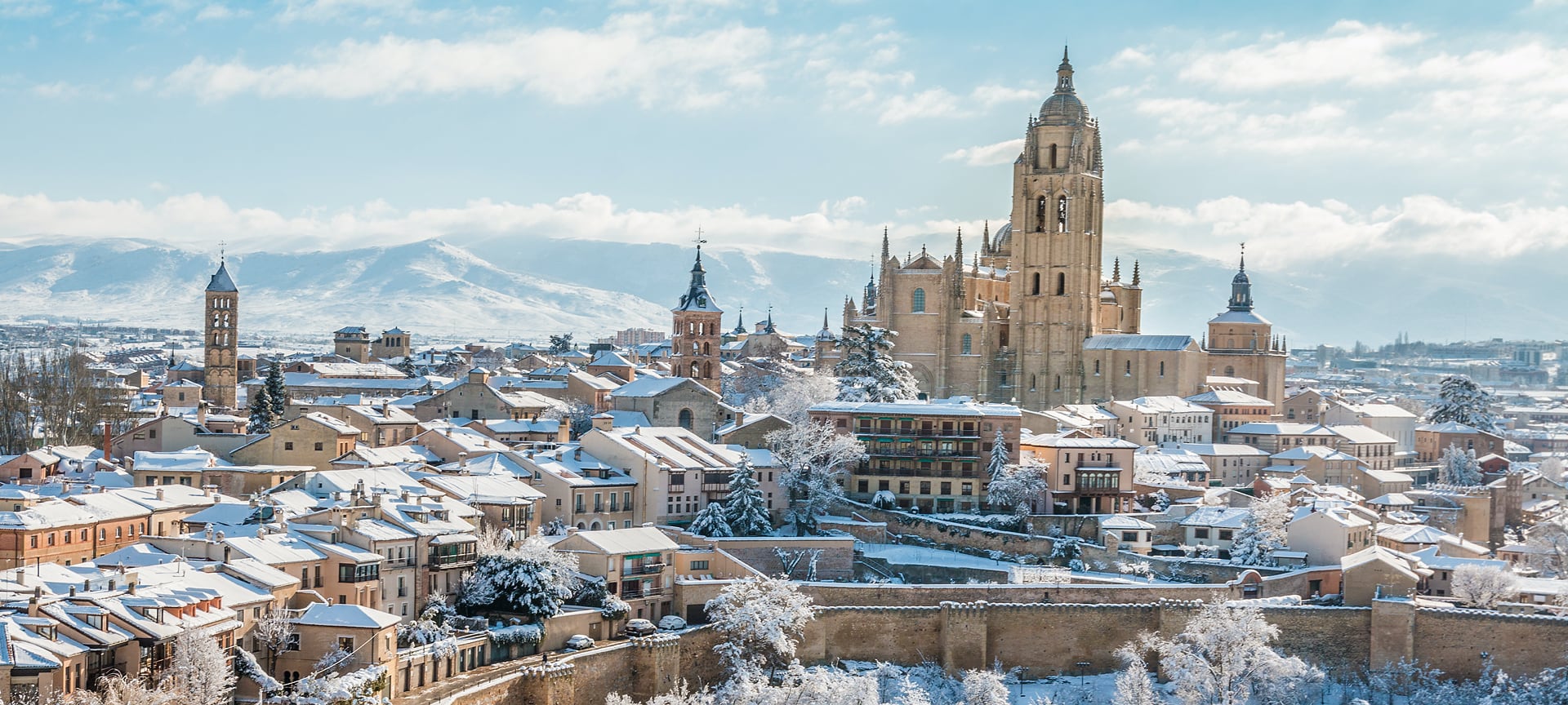 Vue de la cathédrale et de la ville de Ségovie sous la neige, Castille-León