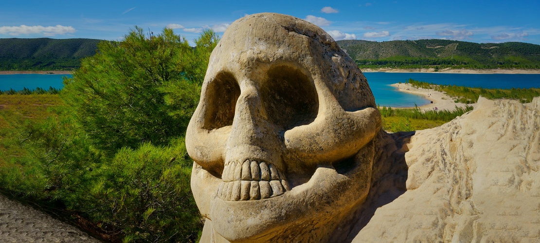 A skull on the Caras trail in Buendía, Cuenca, Castilla-La Mancha A skull on the Caras trail in Buendía, Cuenca, Castilla-La Mancha