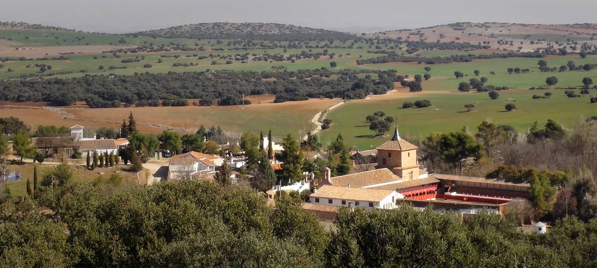 Vue de Las Virtudes et des arènes carrées à Santa Cruz de Mudela