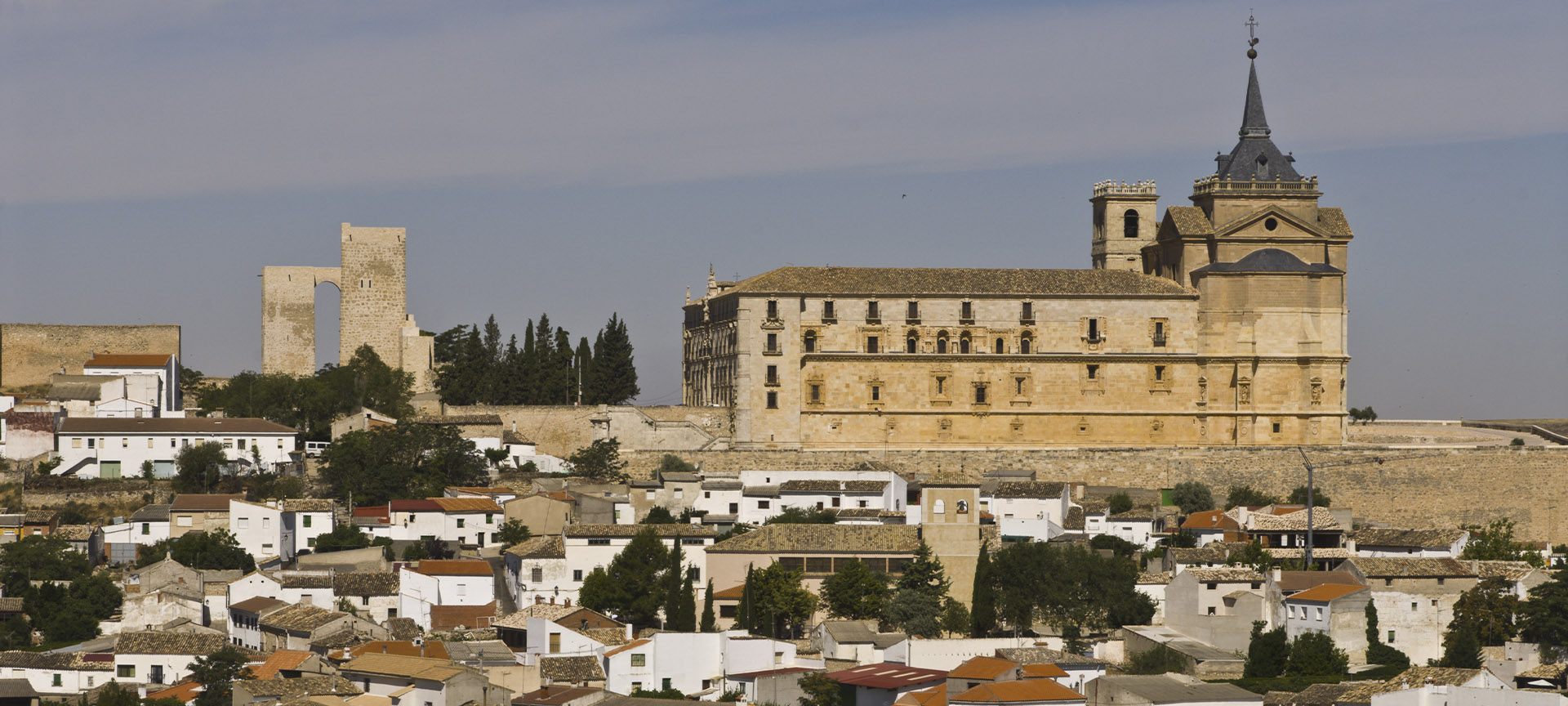 El monasterio de Santiago de Uclés preside la panorámica de Uclés, en Cuenca (Castilla-La Mancha)