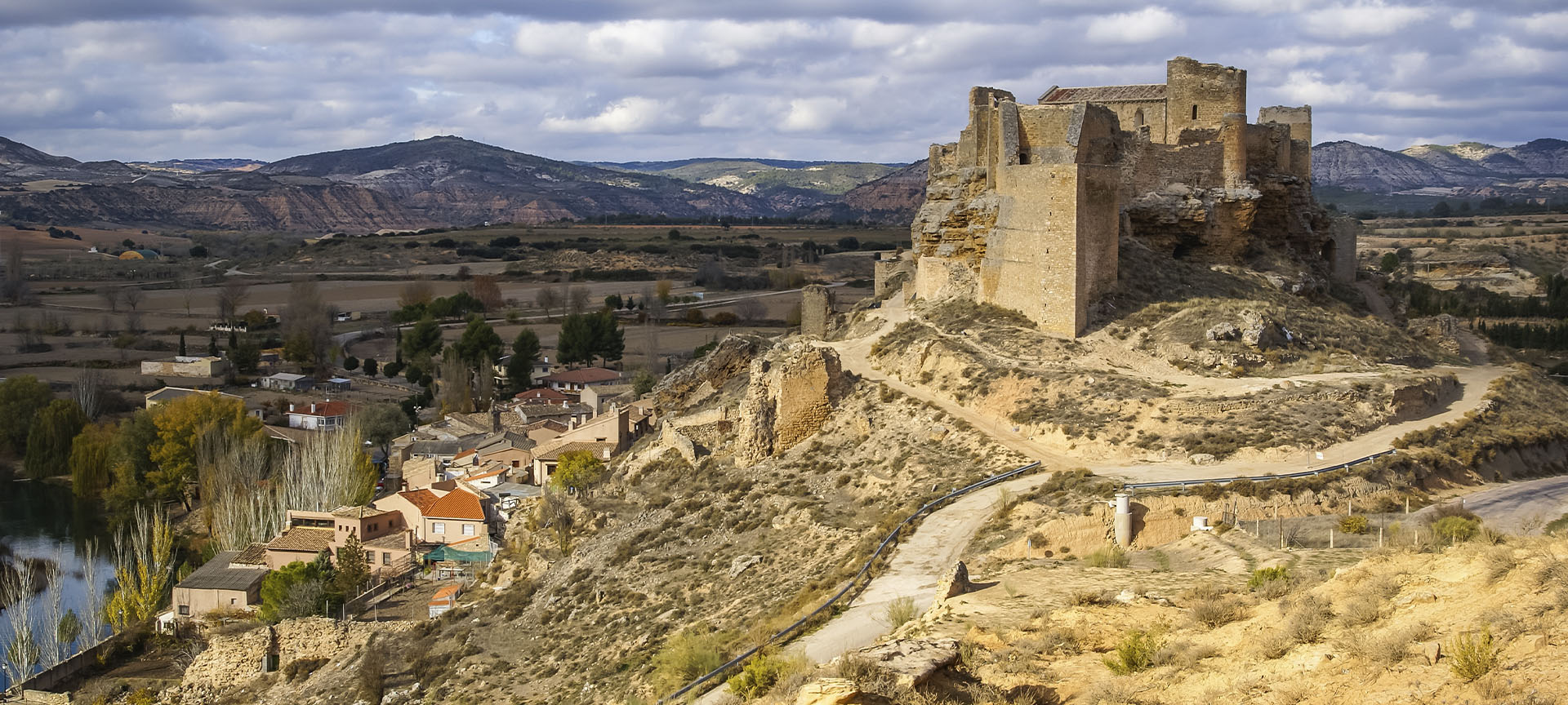 "Vue panoramique de Zorita de los Canes avec son château au premier plan (province de Guadalajara, Castille-La Manche)  "