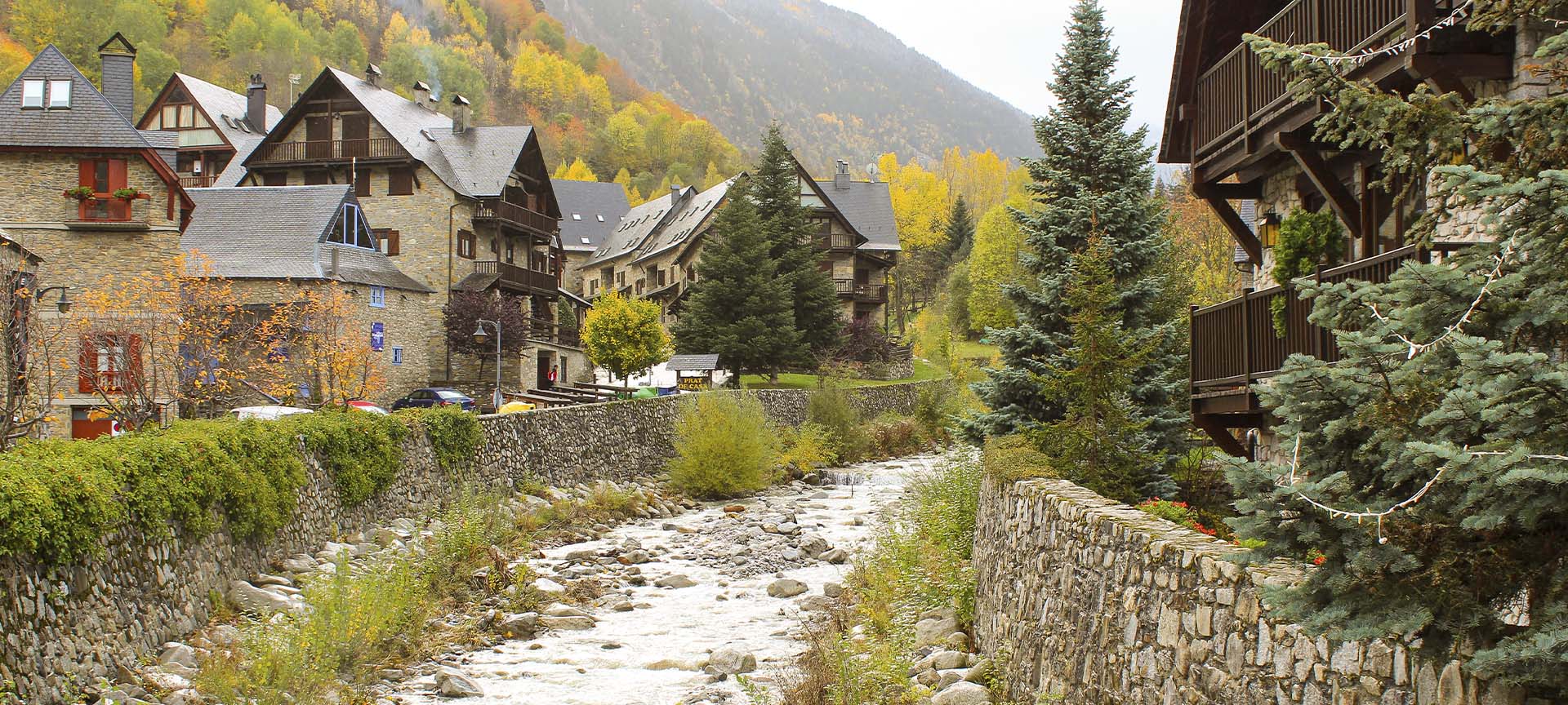 El río Valarties, a su paso por Artíes (Lleida, Cataluña)