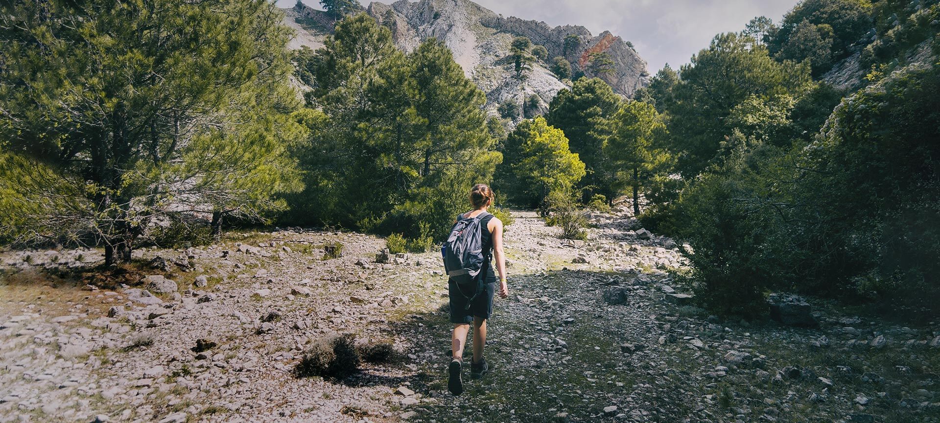 Une personne faisant de la randonnée en Catalogne