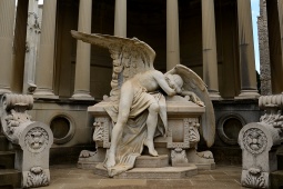 Escultura funerária no cemitério de Poblenou, em Barcelona (Catalunha)