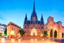 Fassade der Kathedrale Santa Eulàlia in Barcelona