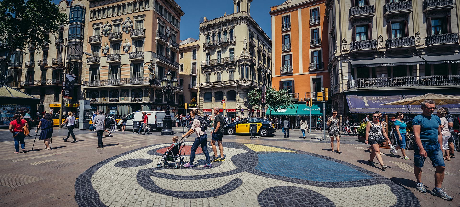 Pessoas passeando junto ao mosaico de Miró, em Las Ramblas. Barcelona