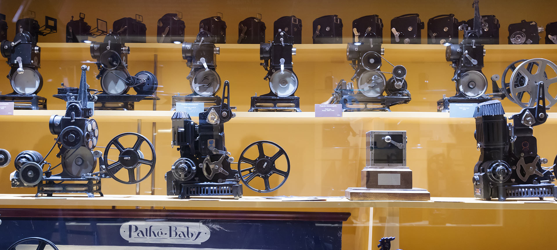 ジローナの映画博物館にある、昔の道具を収めた展示ケース