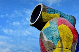 Fragment rzeźby „Kobieta i ptak” w Parku Joana Miró