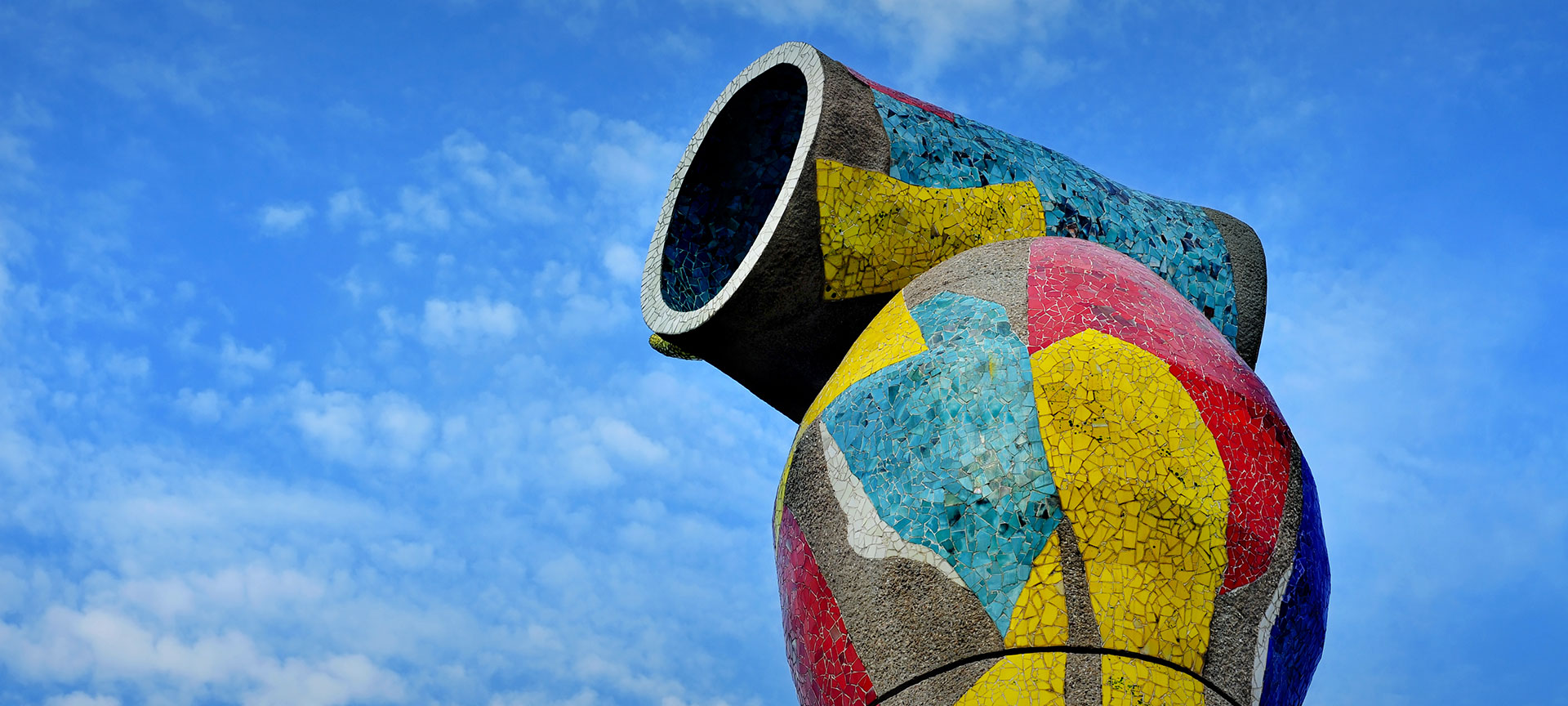 Detalle de escultura "Mujer y pájaro" en el Parque Joan Miró