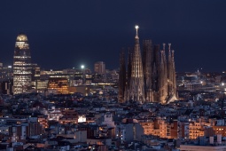 Vue nocturne de la Sagrada Familia et de la Torre Glòries à Barcelone, Catalogne