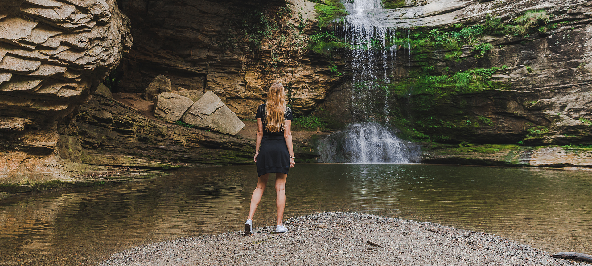 Turista observando uma cascata em Rupit, Barcelona