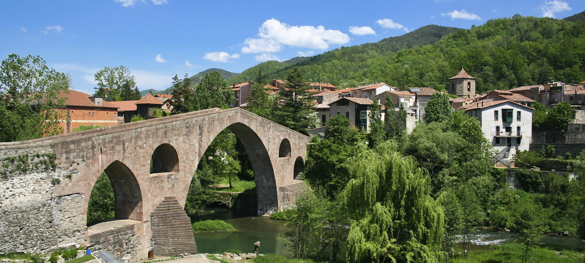 Vue de Sant Joan de Les Abadesses, dans la province de Gérone (Catalogne)