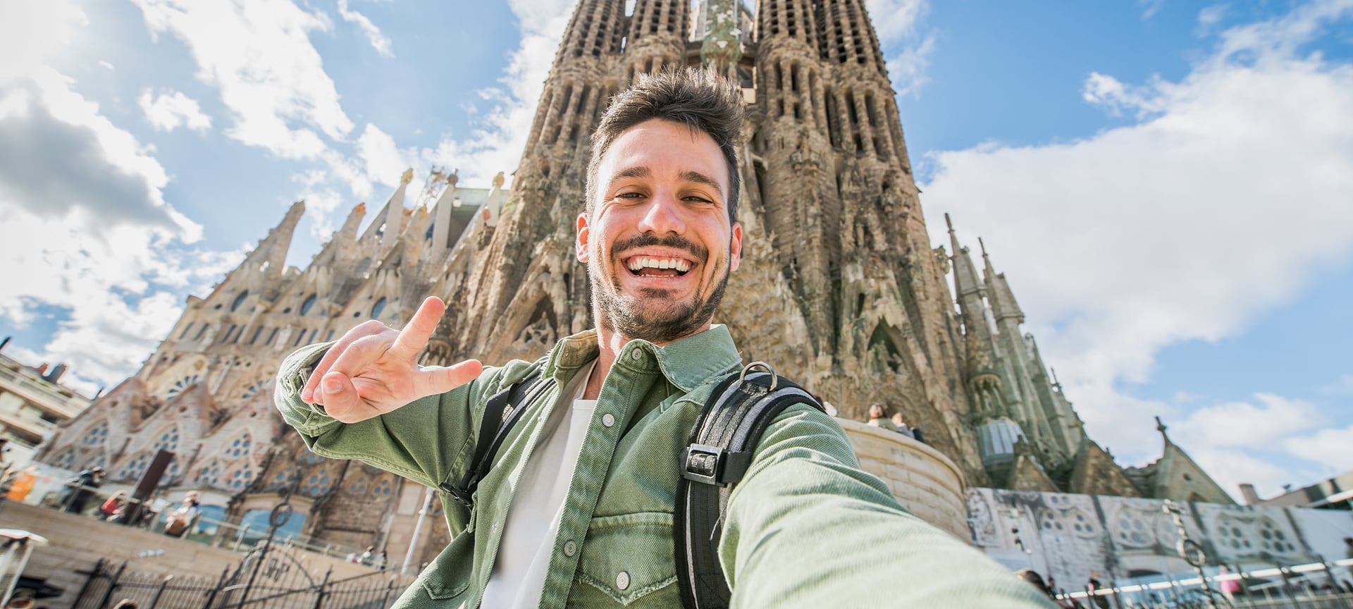 Ein Tourist macht ein Selfie an der Sagrada Familia in Barcelona, Katalonien Ein Tourist macht ein Selfie an der Sagrada Familia in Barcelona, Katalonien