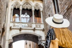 Touriste regardant le pont des Sighs dans la vieille ville de Barcelone