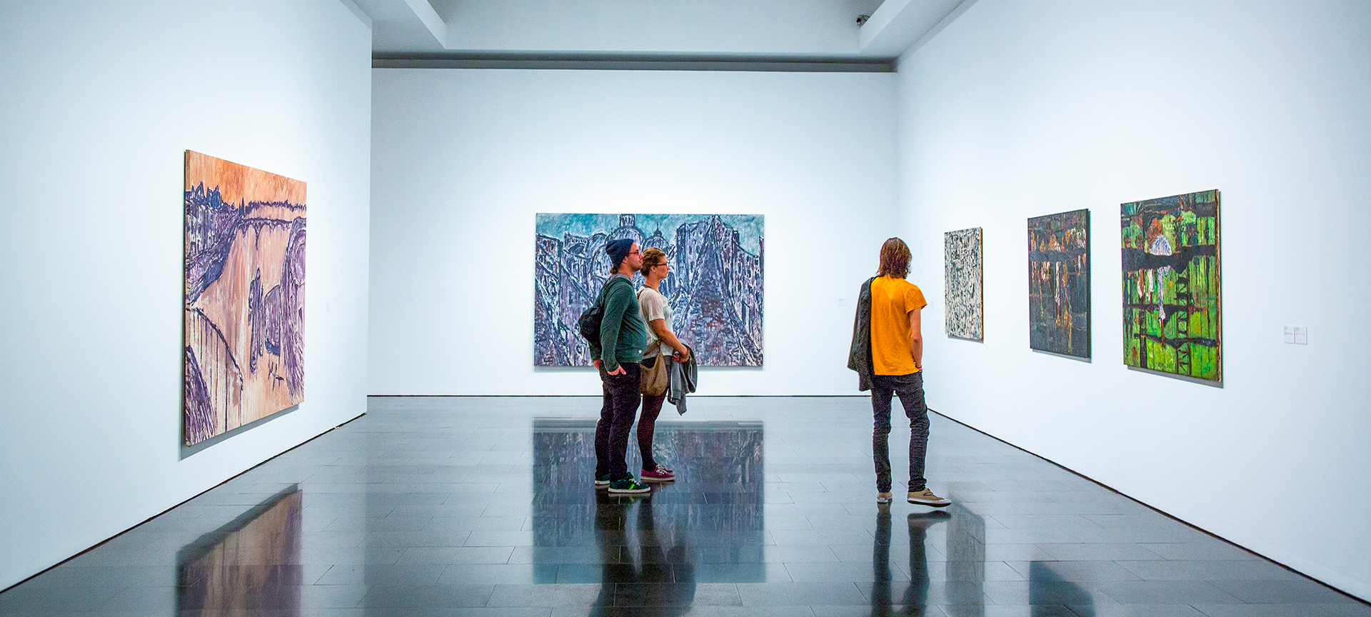 Visitantes en una exposición del MACBA en Barcelona, Cataluña