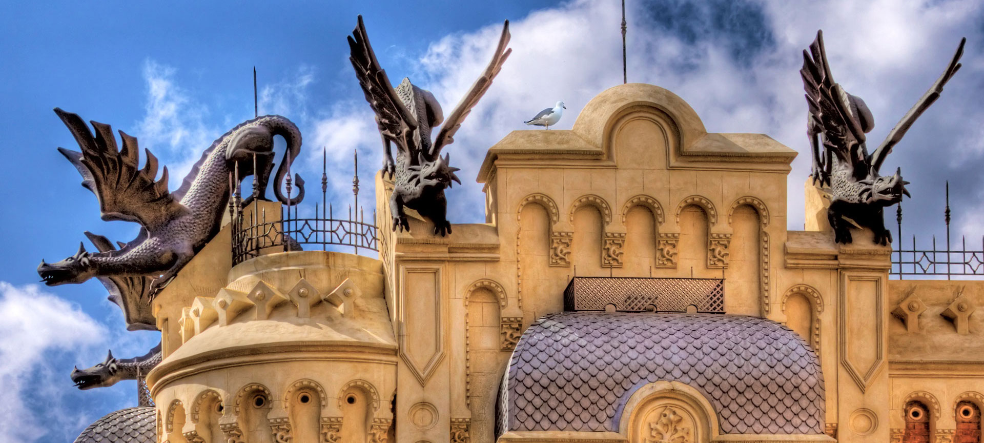 Detalle del tejado de una casa con figuras de dragones, Ceuta