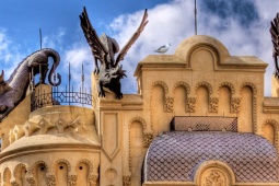 Detalhe do telhado de uma casa com figuras de dragões, Ceuta