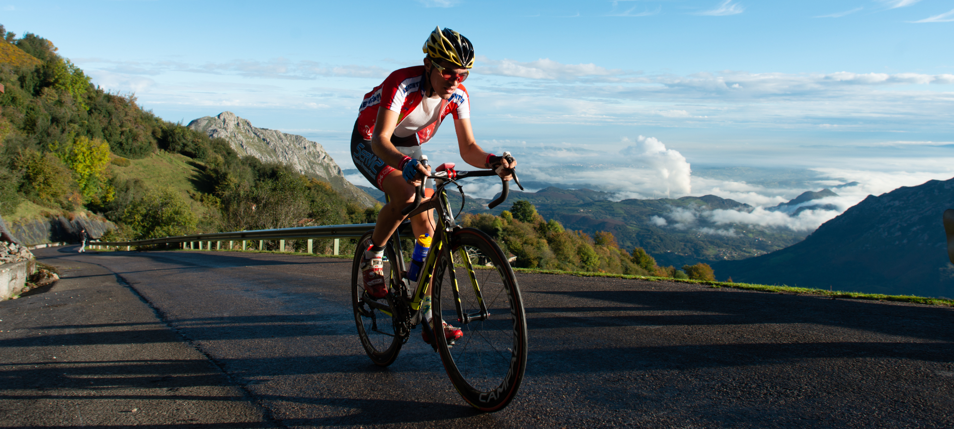 Radfahrer am Bergpass Angliru in Asturien