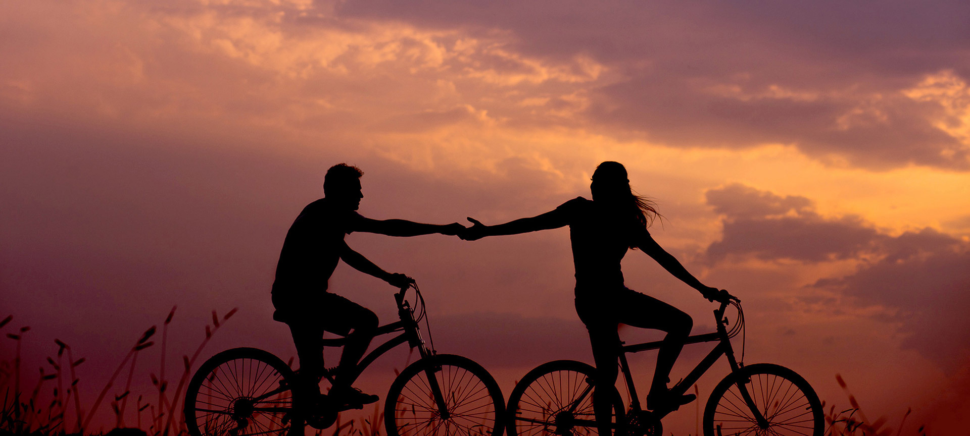 Un couple à vélo