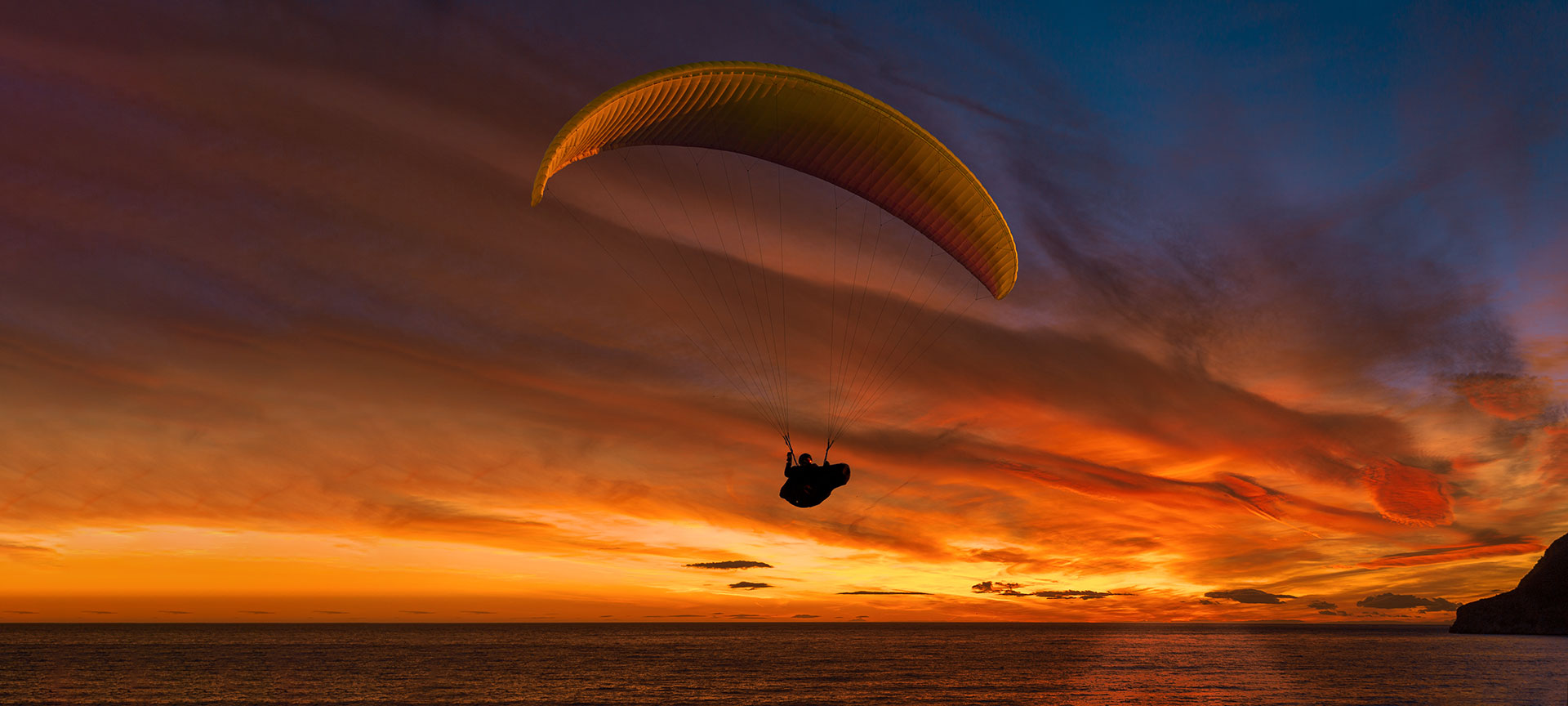 Parapente au coucher du soleil