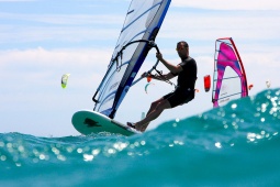 Windsurfista mentre cavalca un'onda