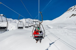 Sciatori su seggiovia, stazione sciistica di Formigal