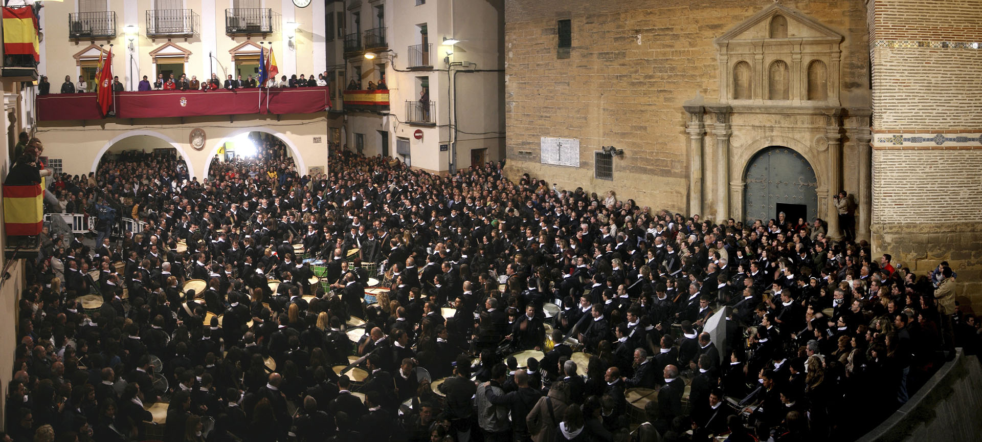 The Rompida de la Hora (Breaking of the Hour) at Easter in Albalate del Arzobispo (Teruel, Aragon) The Rompida de la Hora (Breaking of the Hour) at Easter in Albalate del Arzobispo (Teruel, Aragon)