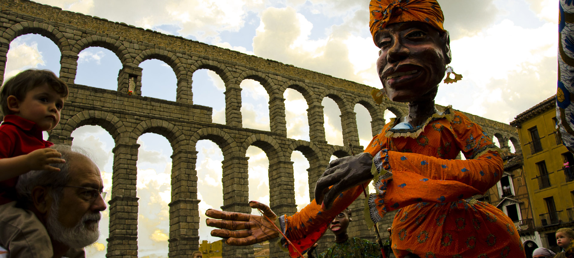 Une ancienne édition de Titirimundi, en face de l’aqueduc de Ségovie