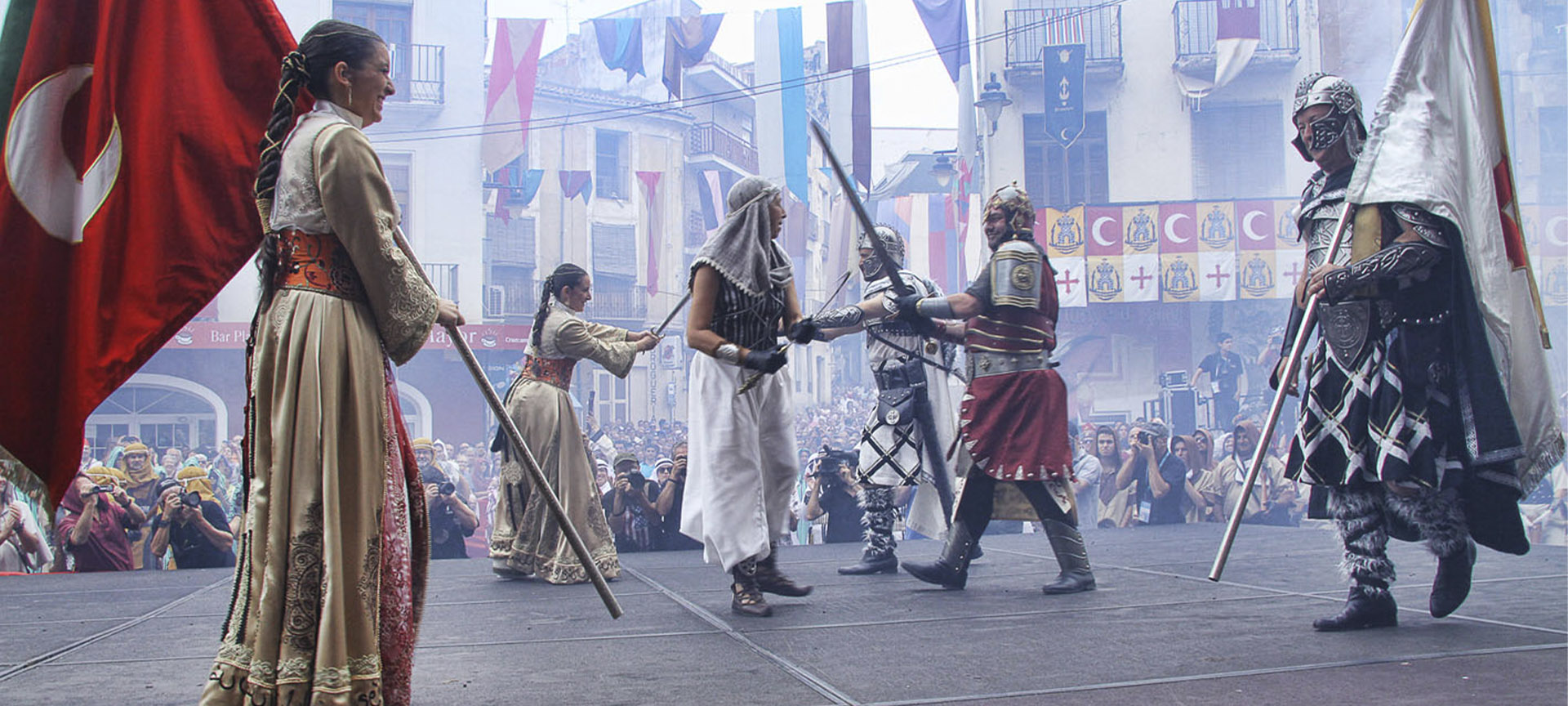 Las famosas Ambaixades (representación simbólica del enfrentamiento entre las dos culturas que acaba con el hermanamiento de los dos bandos) de la fiesta de Moros y Cristianos de Ontinyent