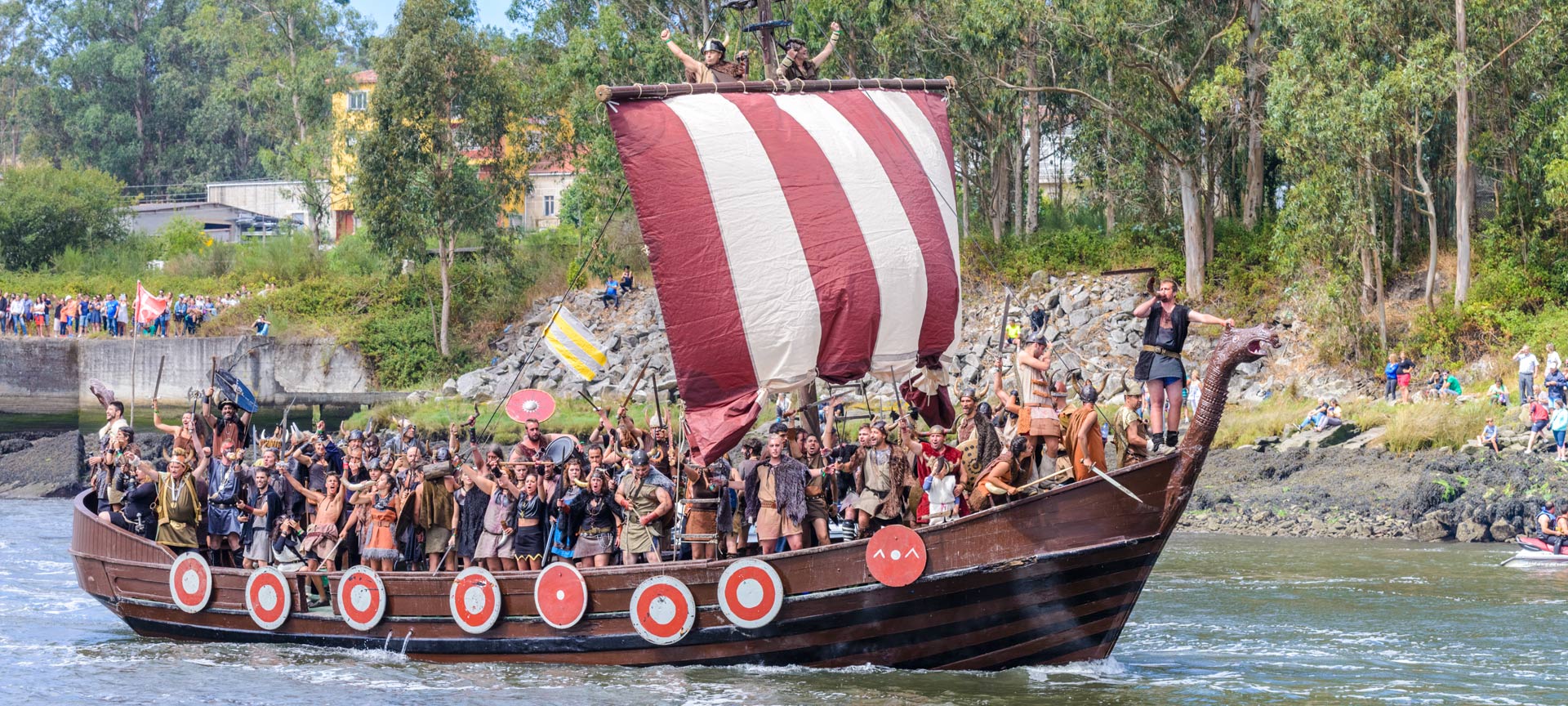 Débarquement pendant la romería viking de Catoira