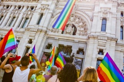 「LGBTQI+プライド」の旗が掲げられたマドリード市庁舎