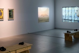 展覧会「視線の輪の中で円を通して見つめる」の展示風景。アルティウム美術館
