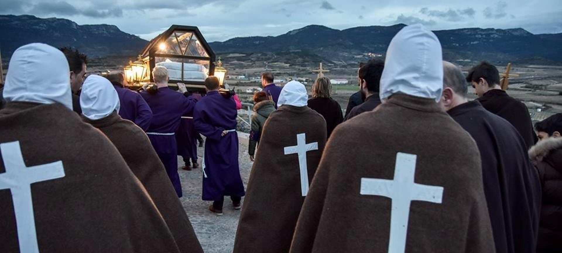 Złożenie do grobu „Picaos” w Wielkim Tygodniu w San Vicente de la Sonsierra (La Rioja) Złożenie do grobu „Picaos” w Wielkim Tygodniu w San Vicente de la Sonsierra (La Rioja)