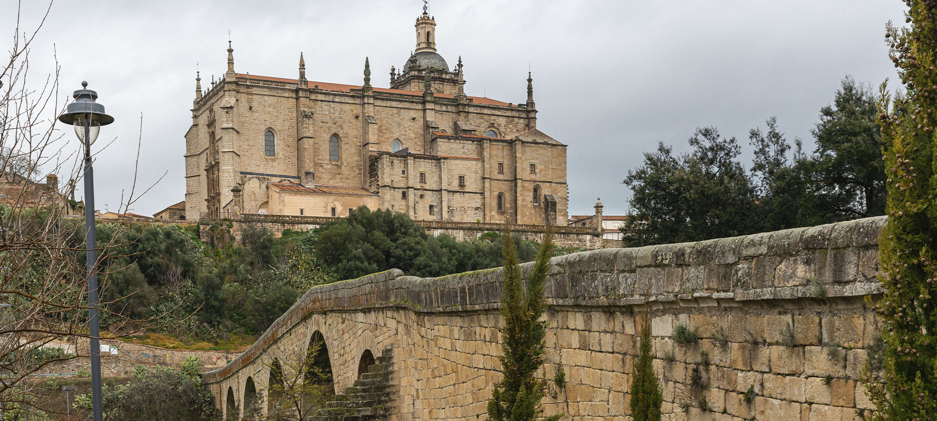 Pont de pierre et cathédrale Santa María de la Asunción à Coria (province de Cáceres, Estrémadure)