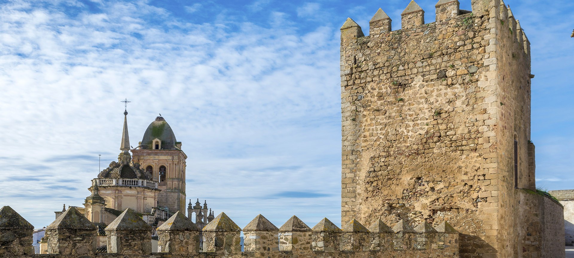 Widok na kościół Santa Ana z murów Jerez de los Caballeros w Badajoz (Estremadura)